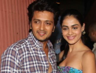 ritesh deshmukh and Genelia D'Souza are busy promoting their latest film tere naal love ho gaya