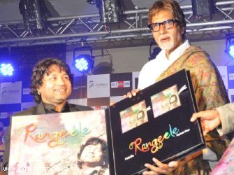 kailash kher poses with amitabh bachchan during the release of his new album 'kailasha Rangeele'
