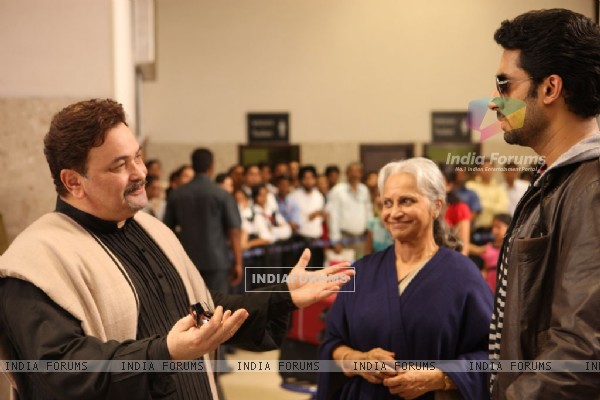 Rishi Kapoor,Waheeda Rahman and Abhishek Bachchan talking to each other
