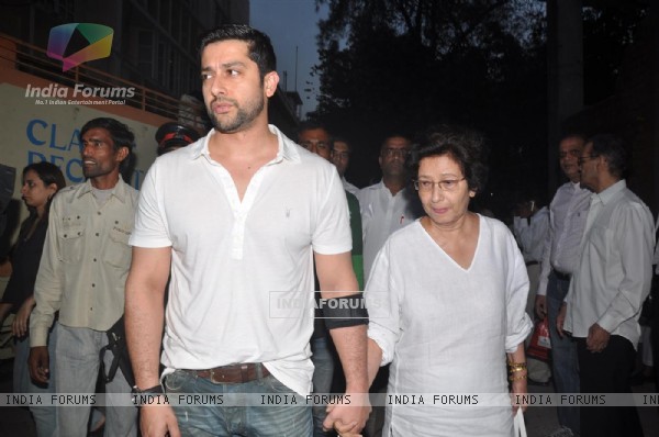  - 175094-aftab-shivdasani-with-mother-pays-respect-at-dev-anand-prayer-m