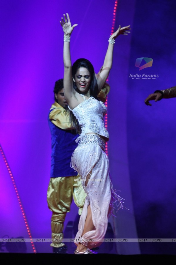 Mallika Sherawat Dancing In Star Hotel 61