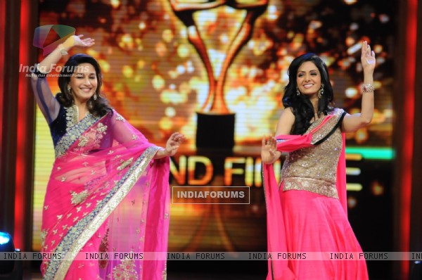Madhuri Dixit and Sridevi dances on the sets of Jhalak Dikhhla Jaa during the promotion of film English Vinglish