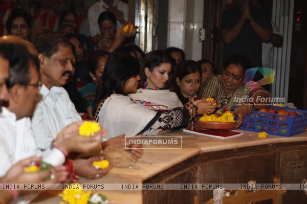  - 253474-ekta-kapoor-and-sunny-leone-at-the-siddhivinayak-temple