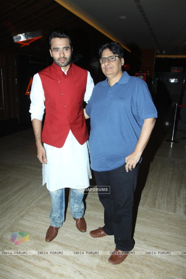 http://img.india-forums.com/images/600x0/310748-jackky-and-vashu-bhagnani-at-the-launch-of-youngistan-first-loo.jpg