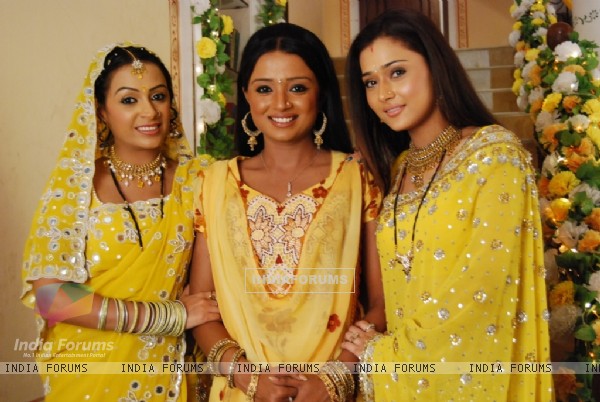 http://img.india-forums.com/images/600x0/33188-ragini-with-sadhna-and-malti.jpg