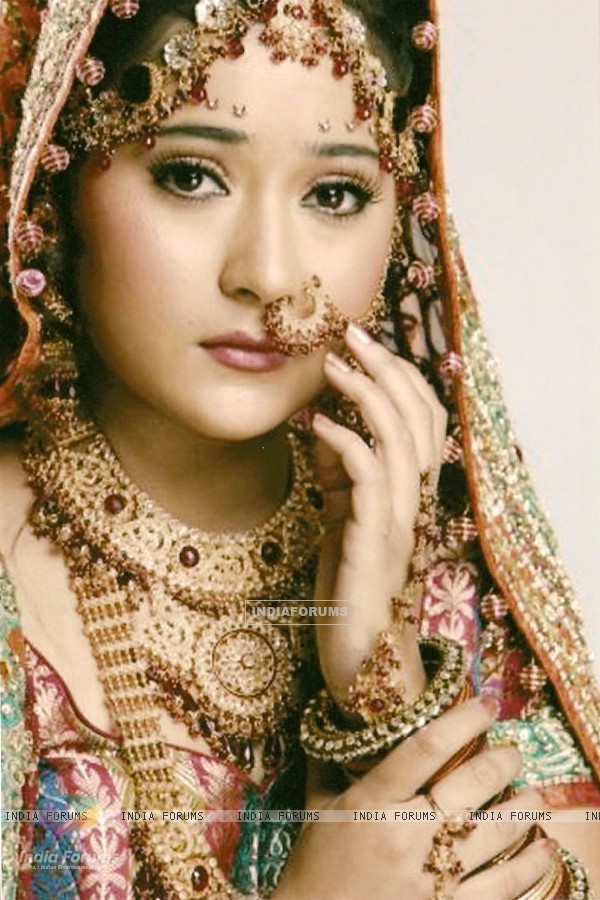 Sara Khan as Sadhana in wedding dress in Sapna Babul Ka