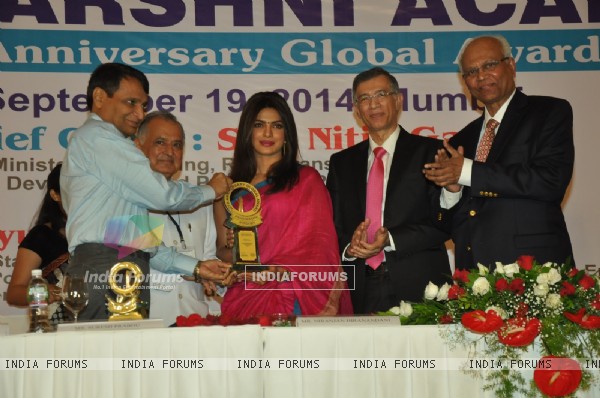 http://img.india-forums.com/images/600x0/337877-priyanka-chopra-receives-a-trophy-at-priyadarshini-academy-glob.jpg