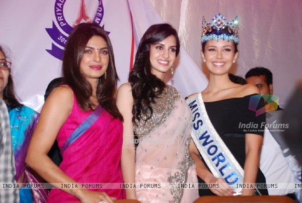 http://img.india-forums.com/images/600x0/337879-priyanka-chopra-with-miss-world-megan-young-and-koyal-rana-at-p.jpg