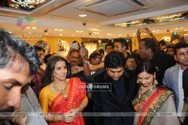 http://img.india-forums.com/images/600x0/338635-vidya-balan-was-snapped-at-pc-jewelers-launch-in-kolkatta.jpg