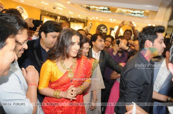 http://img.india-forums.com/images/600x0/338638-vidya-balan-at-pc-jewelers-launch-in-kolkatta.jpg