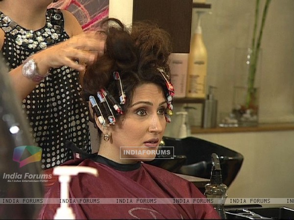 Radhika doing hairstyle in Beauty Parlour in Ghar Ki Baat Hai