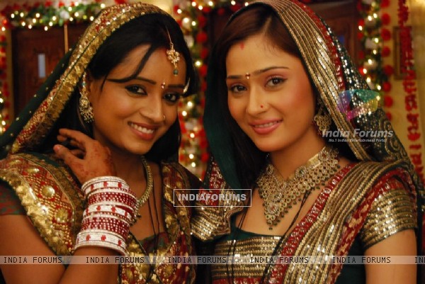 http://img.india-forums.com/images/600x0/38716-ragini-and-sadhna-looking-marvellous.jpg