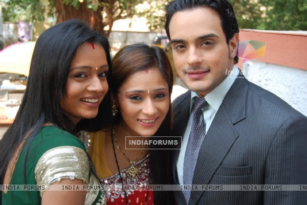 http://img.india-forums.com/images/600x0/40351-alekh-with-sadhna-and-ragini.jpg