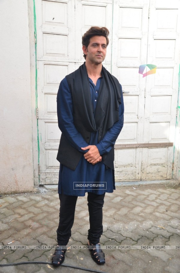 http://img.india-forums.com/images/600x0/412030-hrithik-roshan-promotes-mohenjo-daro.jpg