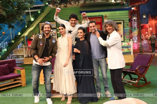 http://img.india-forums.com/images/600x0/413356-ali-fazal-diana-penty-and-abhay-deol-on-the-kapil-sharma-show-f.jpg