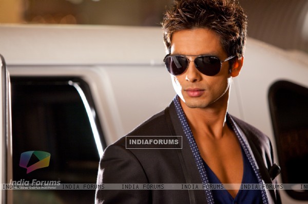 http://img.india-forums.com/images/600x0/59470-shahid-kapoor-in-the-movie-badmaash-company.jpg