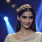 Sonam Kapoor walks the ramp at the IIJW 2014 - Grand Finale