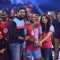 Abhishek and Aishwarya hand over a trophy to a team member of Jaipur Pink Panthers