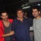 Varun poses with dad David Dhawan and brother Rohit Dhawan at the Special Screening of Badlapur