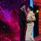 Shah Rukh Khan Shakes a leg with a Lady Police Officer at Umang Police Show 2016