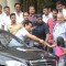 Aamir Khan meets his sweet fan while leaving from Lilavati Hospital post meeting Dilip Kumar ji
