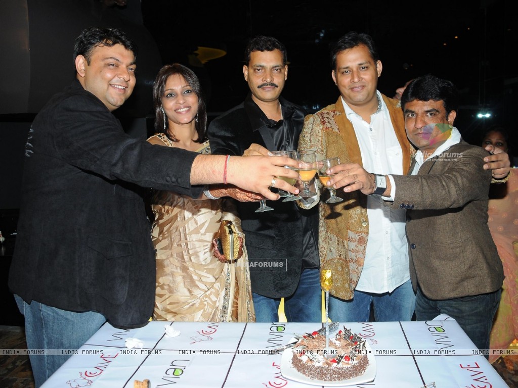  - 164561-mandeep-khurana-with-celebs-at-grand-launch-of-cave-for-the-fir