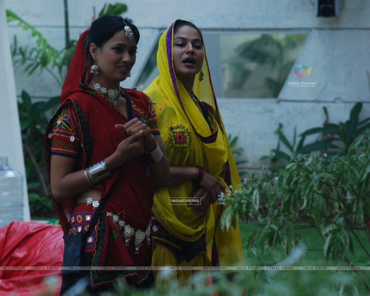 Veena Malik Hot Videos: Wallpaper - Shweta Tiwari and Veena Malik in Bigg Boss 4 house (108919 ...