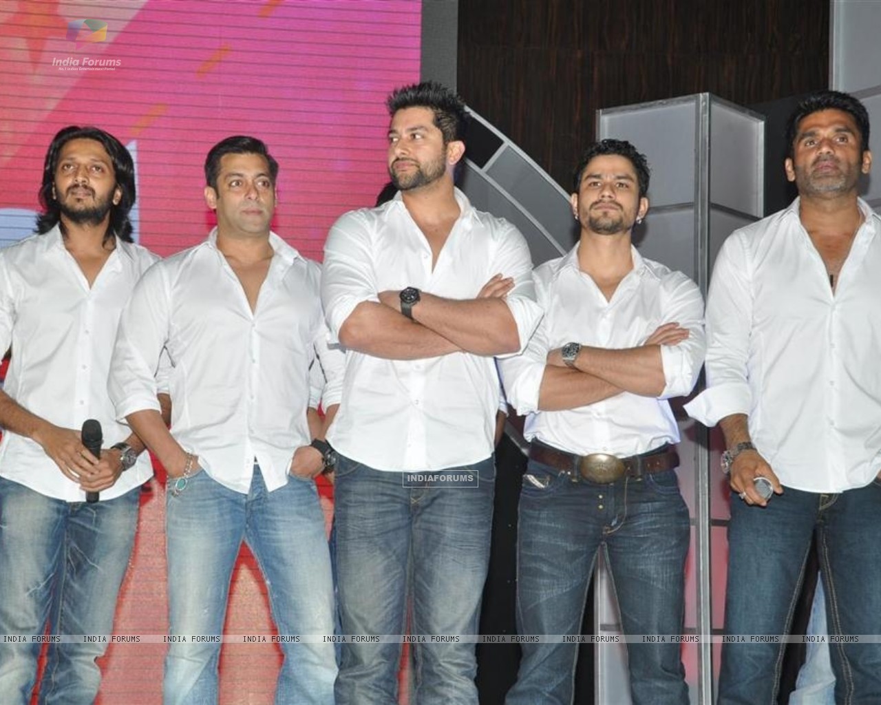 http://img.india-forums.com/wallpapers/1280x1024/110074-bollywood-actors-at-press-conference-for-the-celebrity-cricket.jpg