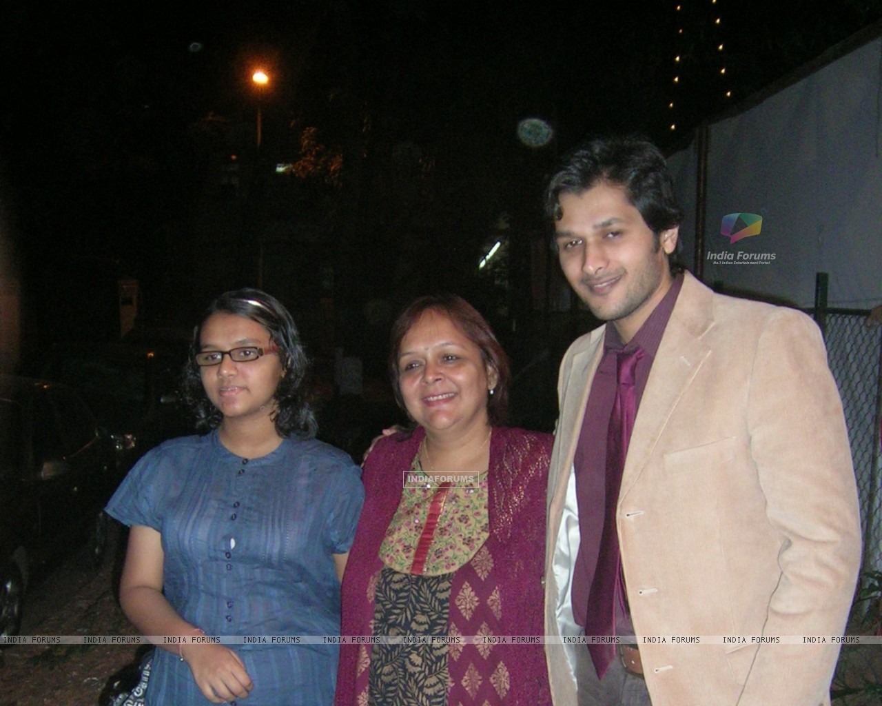  - 111915-swapna-joshi-with-her-daughter-and-actor-abhay-vakil