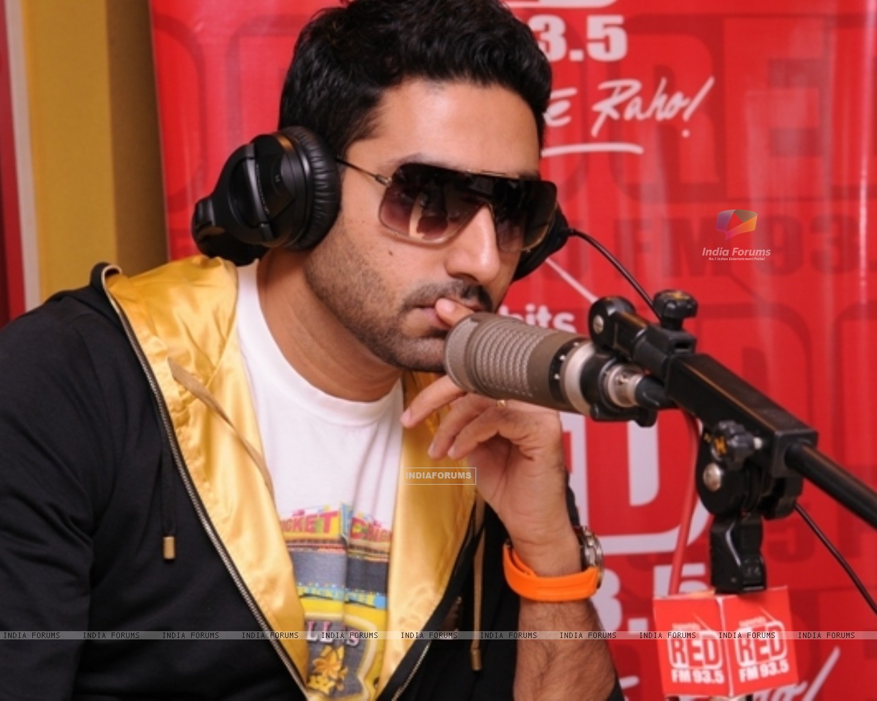 Abhishek Bachchan sing the song &#39;Thayn Thayn&#39; LIVE on <b>RED FM</b> (129145) - 129145-abhishek-bachchan-sing-the-song-thayn-thayn-live-on-red-fm