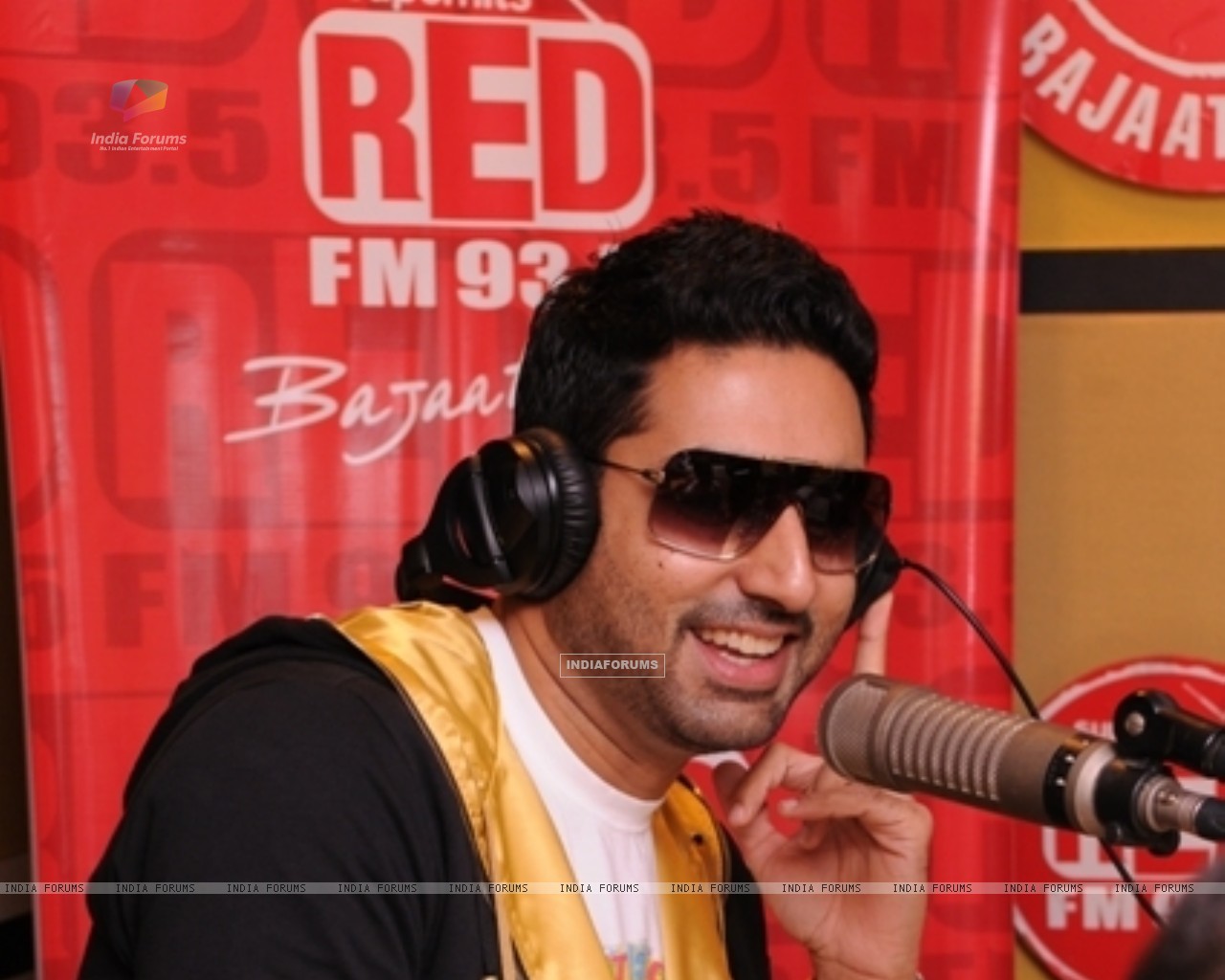 Abhishek Bachchan sing the song &#39;Thayn Thayn&#39; LIVE on <b>RED FM</b> (129147) - 129147-abhishek-bachchan-sing-the-song-thayn-thayn-live-on-red-fm