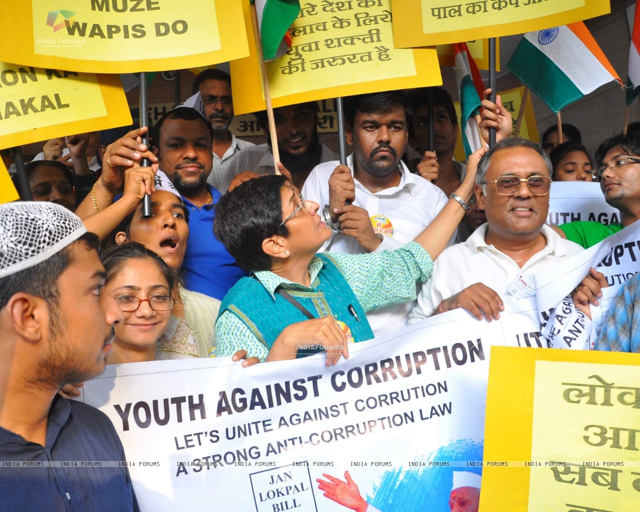 http://img.india-forums.com/wallpapers/1280x1024/132743-kiran-bedi-at-anna-hazare-anti-corruption-meet-at-gateway-of-in.jpg