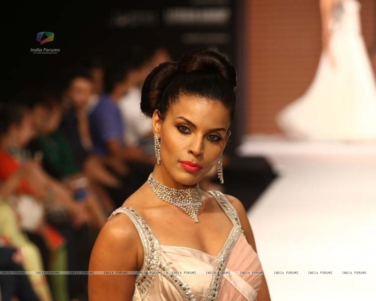  - 221231-model-walking-the-ramp-for-jewels-by-preeti-on-day-2-at-12-mumb