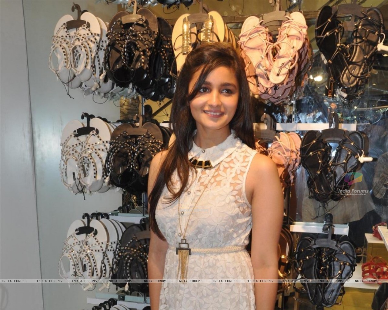 Alia Bhatt launches 'Forever 21' store - Wallpaper (Size:1280x1024)