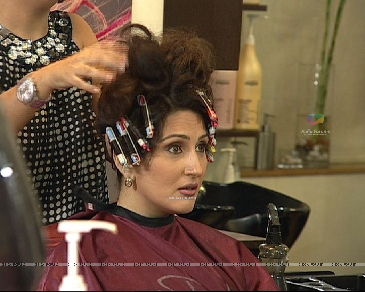 http://img.india-forums.com/wallpapers/1280x1024/37385-radhika-doing-hairstyle-in-beauty-parlour.jpg