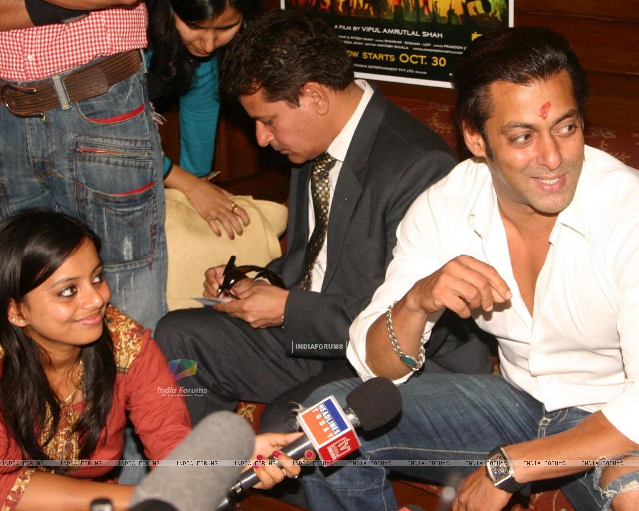  - 81358-bollywood-star-salman-khan-talking-to-media-after-selling-ticket