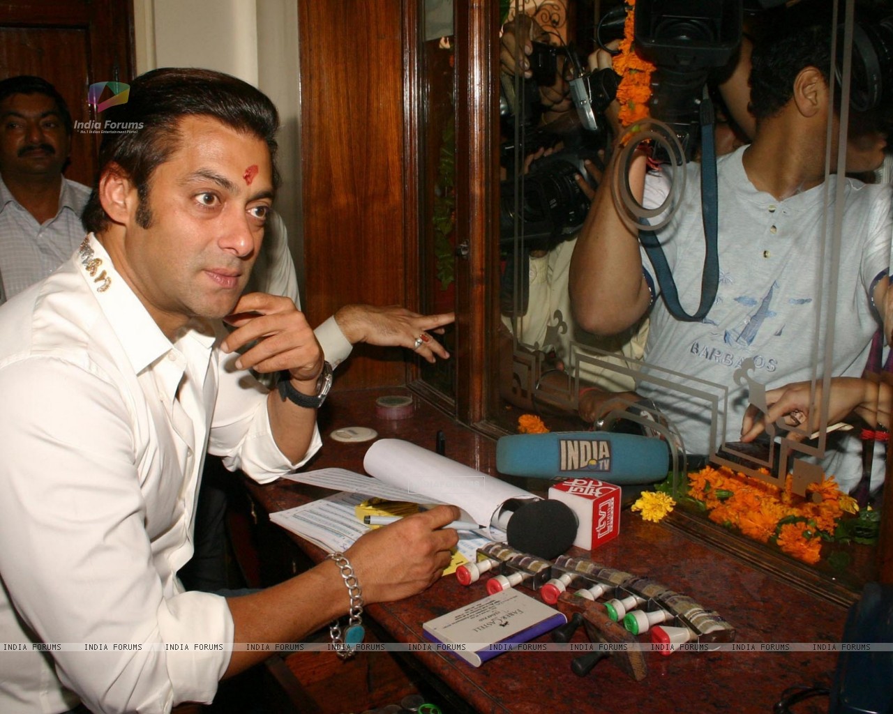  - 81360-bollywood-star-salman-khan-selling-tickets-for-his-upcoming-film