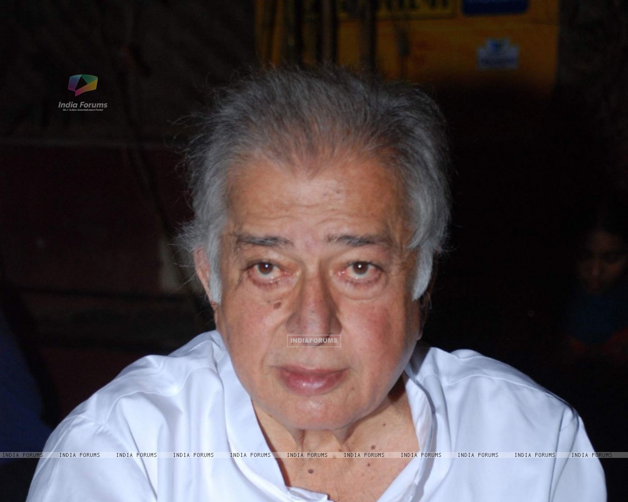http://img.india-forums.com/wallpapers/1280x1024/81408-shashi-kapoor-at-thetres-of-india-press-meet-at-prithvi-theatre.jpg