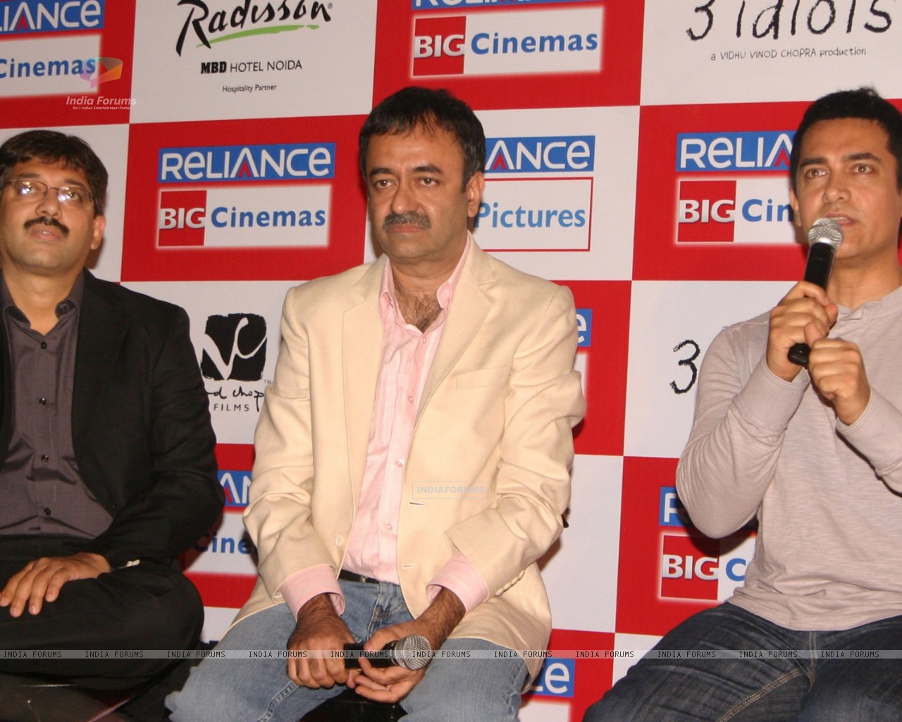  - 83530-aamir-khan-rajkumar-hirani-and-abhijat-joshi-a-at-press-meet-to-promot