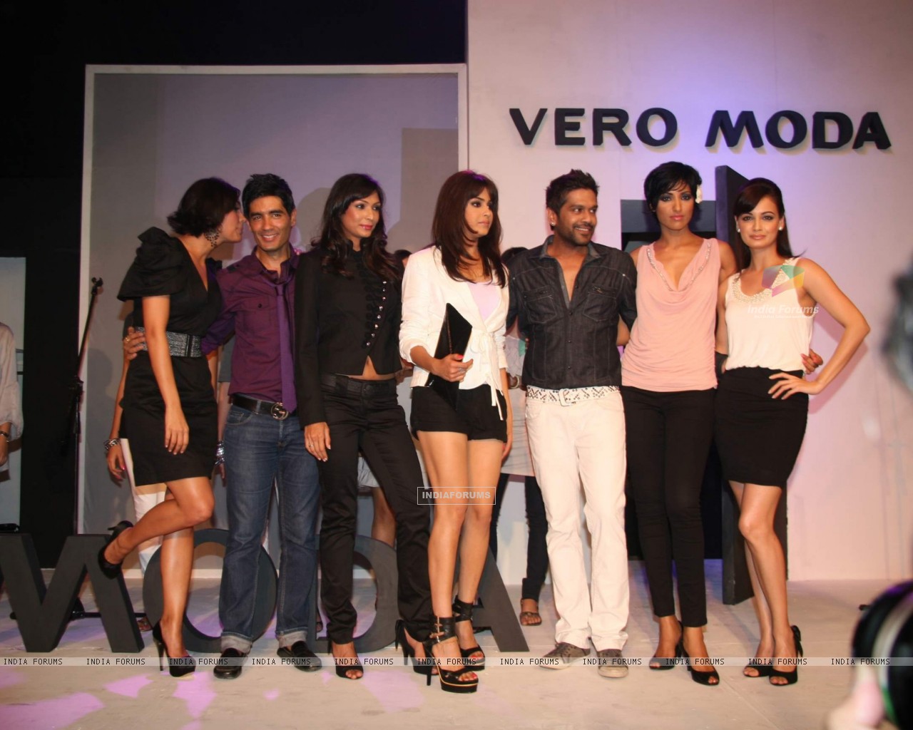 Lara Dutta, Manish Malhotra, Genelia and Dia Mirza at Vero Moda Fashion Show, in Palladium Mumbai (87552) size:1280x1024