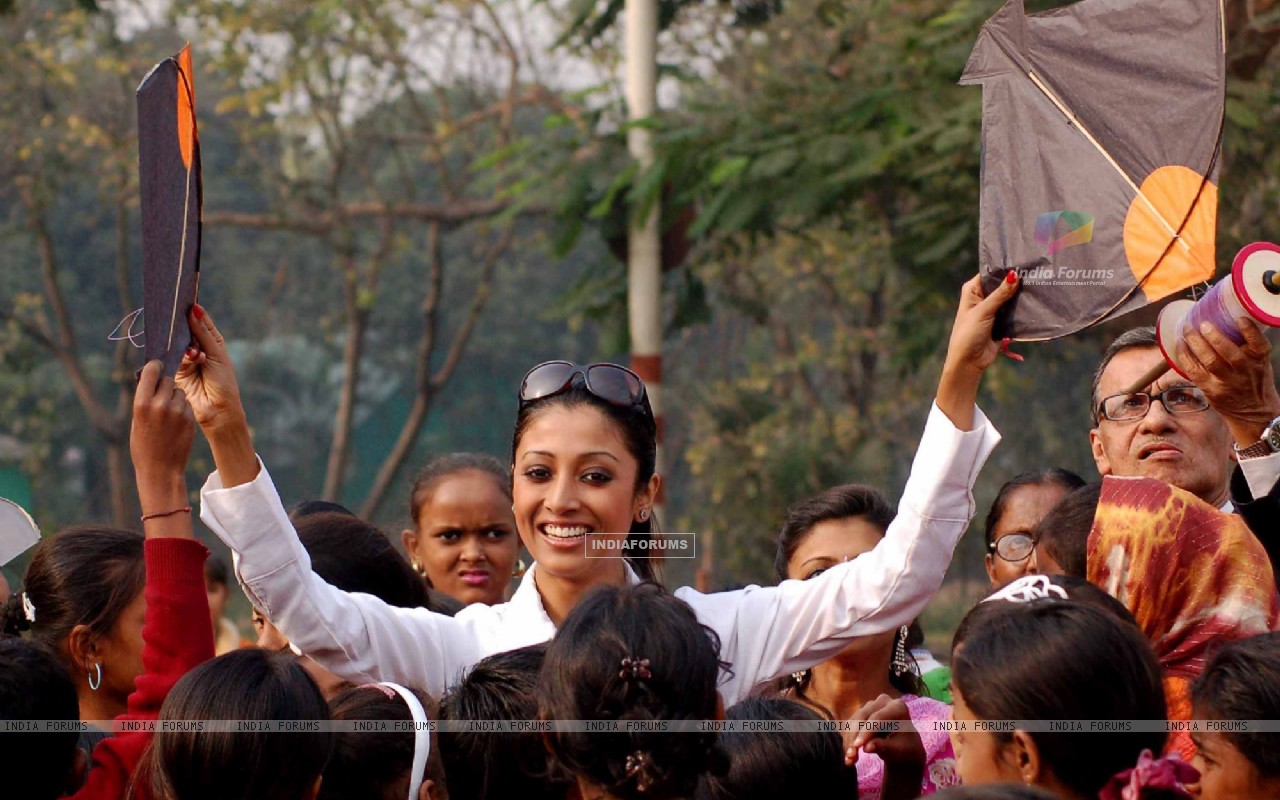 Kolkata: Tollywood actress Paoli Dam celebrates kites festival during the 