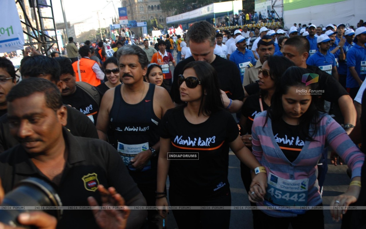 Vidya Balan at Standard Chartered Mumbai Marathon 2011 (116952) size ...