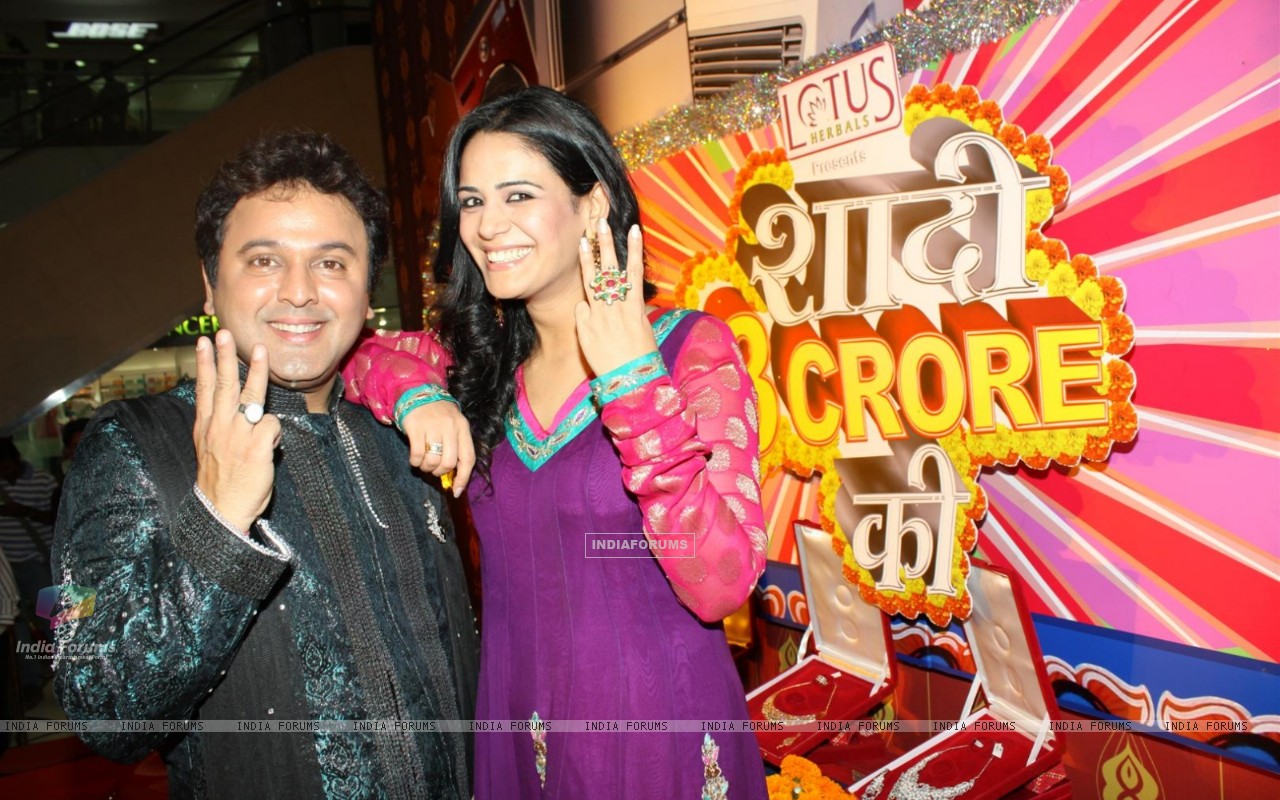 http://img.india-forums.com/wallpapers/1280x800/122435-press-confrence-of-new-show-haadi-3-crore-ki-with-mona-singh-an.jpg