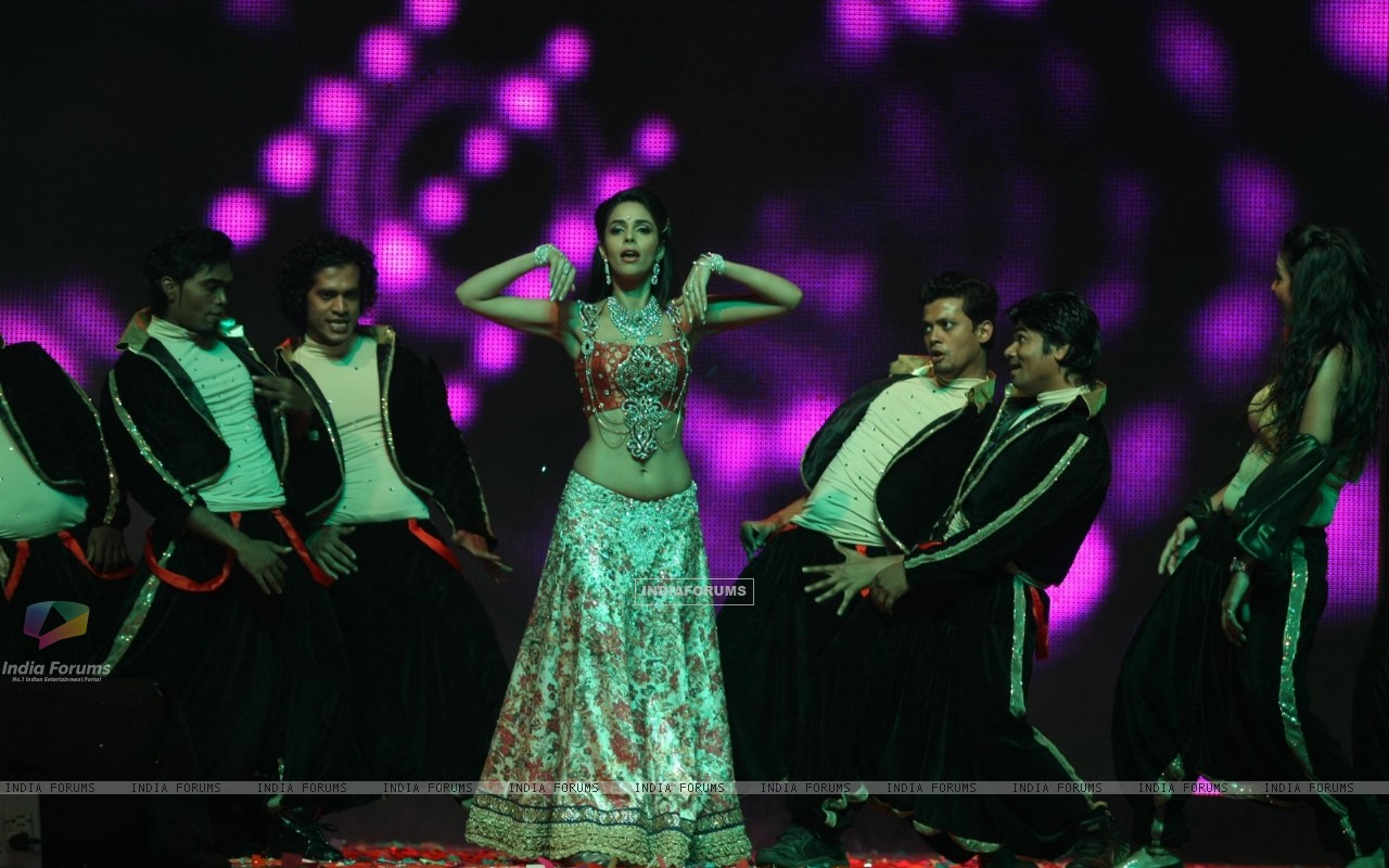 Mallika Sherawat Dancing In Star Hotel 71