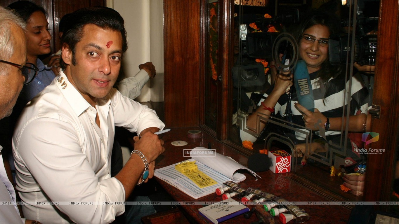  - 81362-bollywood-star-salman-khan-selling-tickets-for-his-upcoming-film