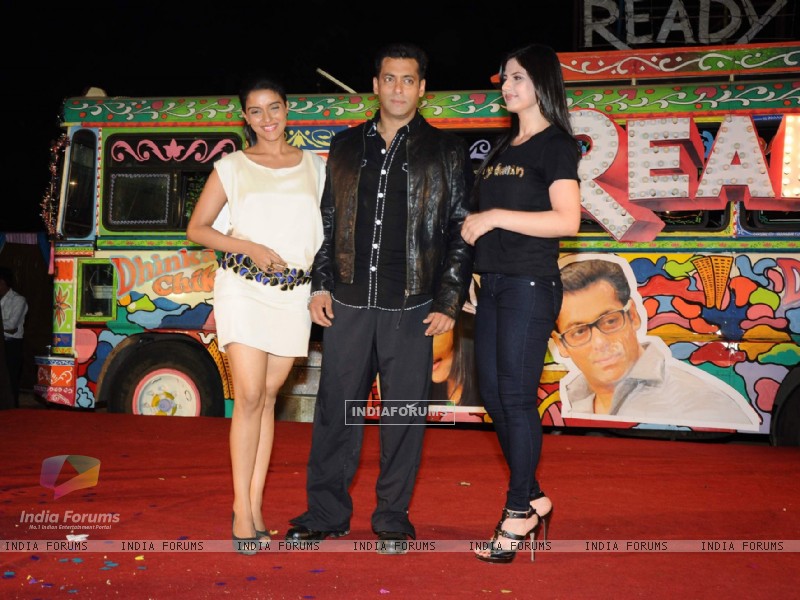 zarine khan wallpapers in ready. Salman Khan with Asin and