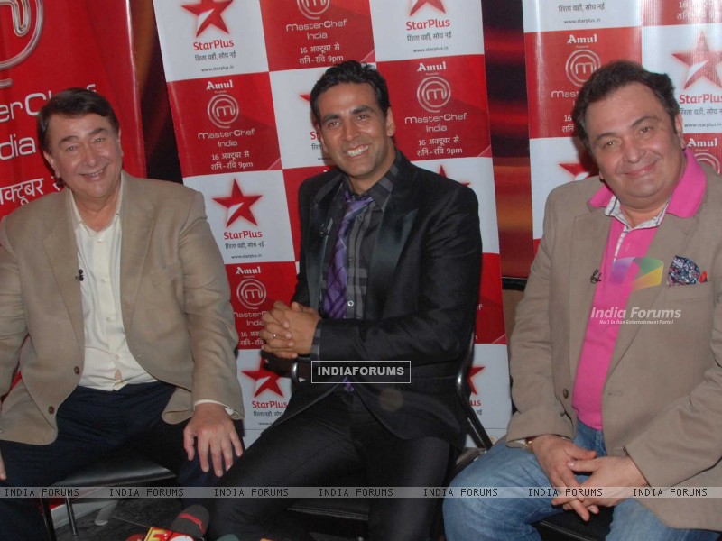  - 99518-rishi-and-randhir-kapoor-with-akshay-kumar-on-the-show-of-master-chef