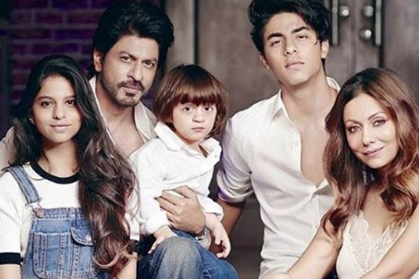 FIRST EVER family potrait of Shah Rukh Khan with his kids & wife | 72286