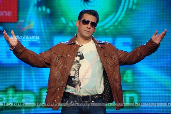 Salman during his performance at Bigg Boss 4 - Akhari Salaam