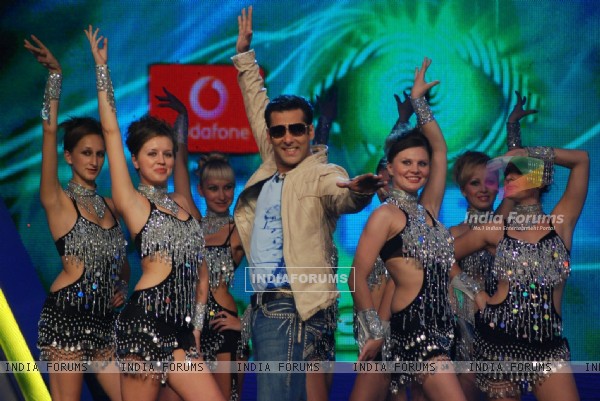 Salman Khan in mood of dancing in Bigg Boss 4